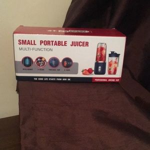 Brand new!! small portable juicer!!six blade portable cup makes 8 cups “